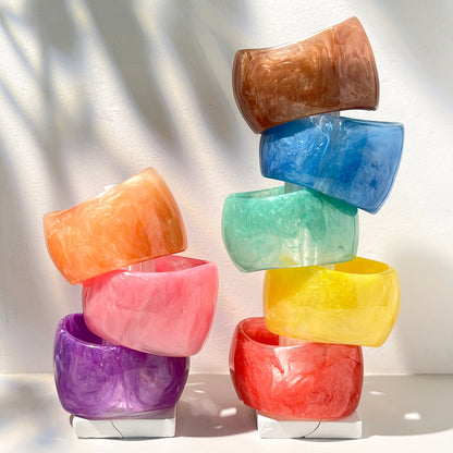 Retro Geometric Bangle For Stylish Looks, Made With Durable Resin Material In Elegant Colour