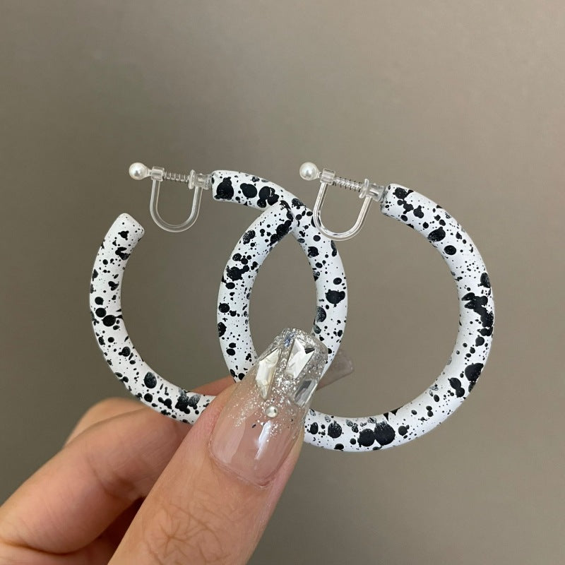 Spot For Exaggerated Acrylic Earrings With Stoving Varnish In White And Black