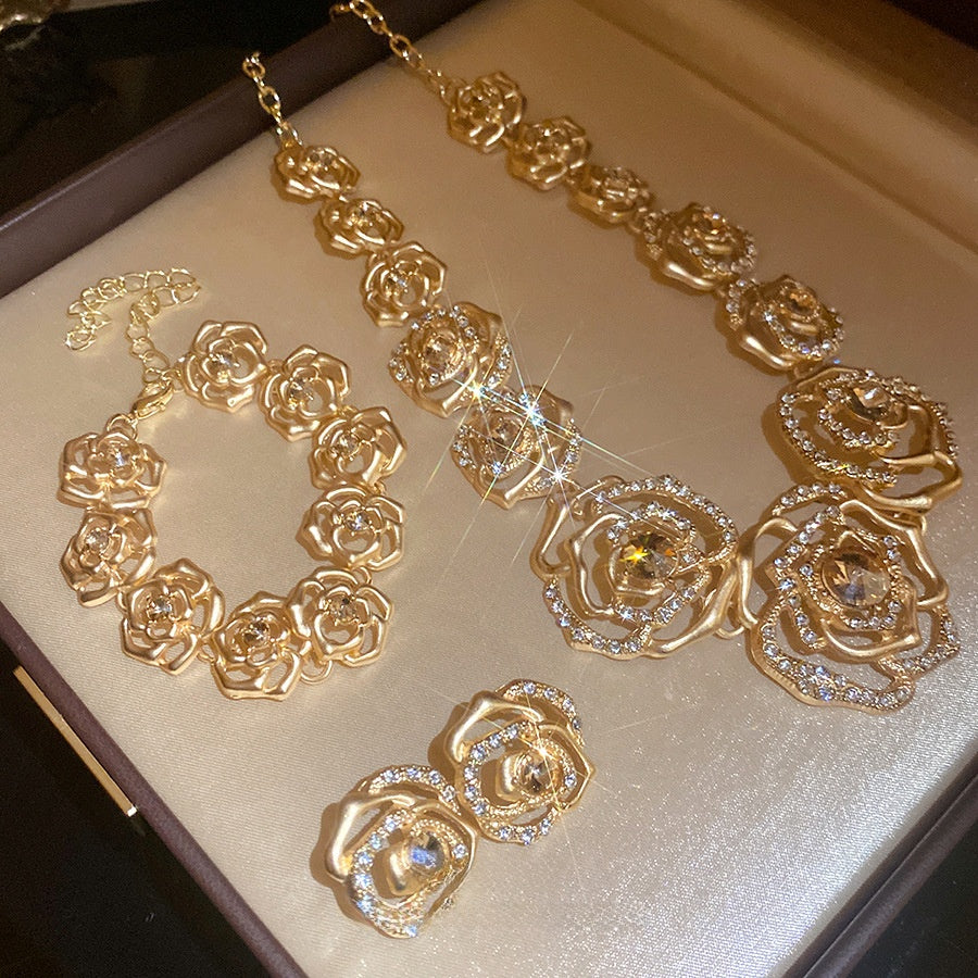 Retro Golden Alloy Flowers Necklace For Women, 1 Set Featuring Elegant Floral Design