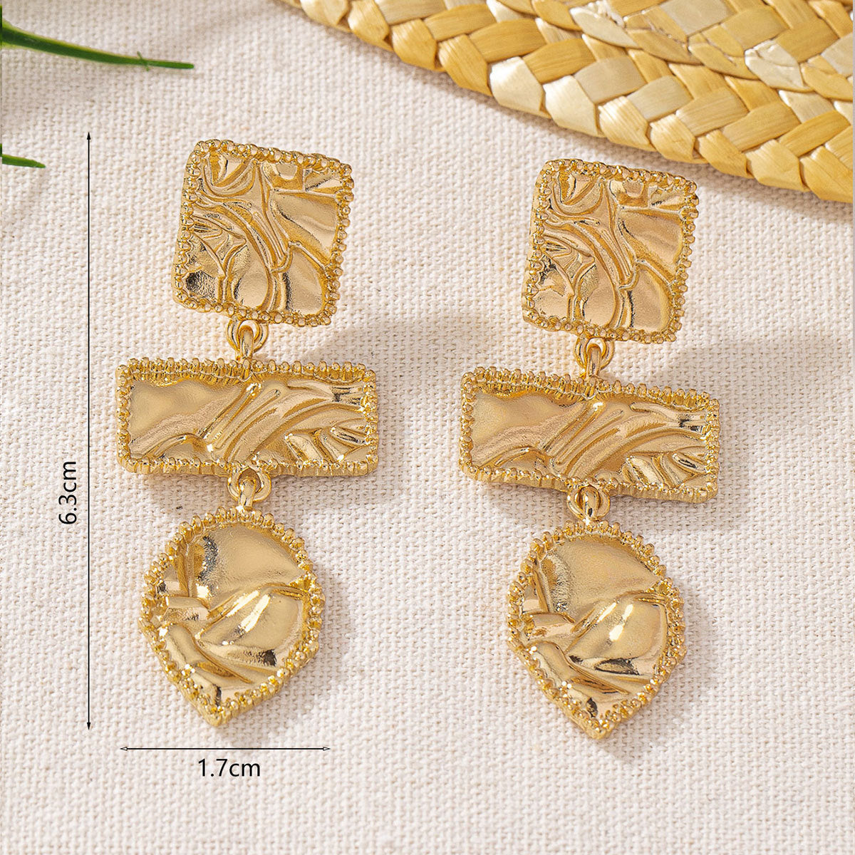 Retro Geometric Drop Earrings For Women In Golden Alloy