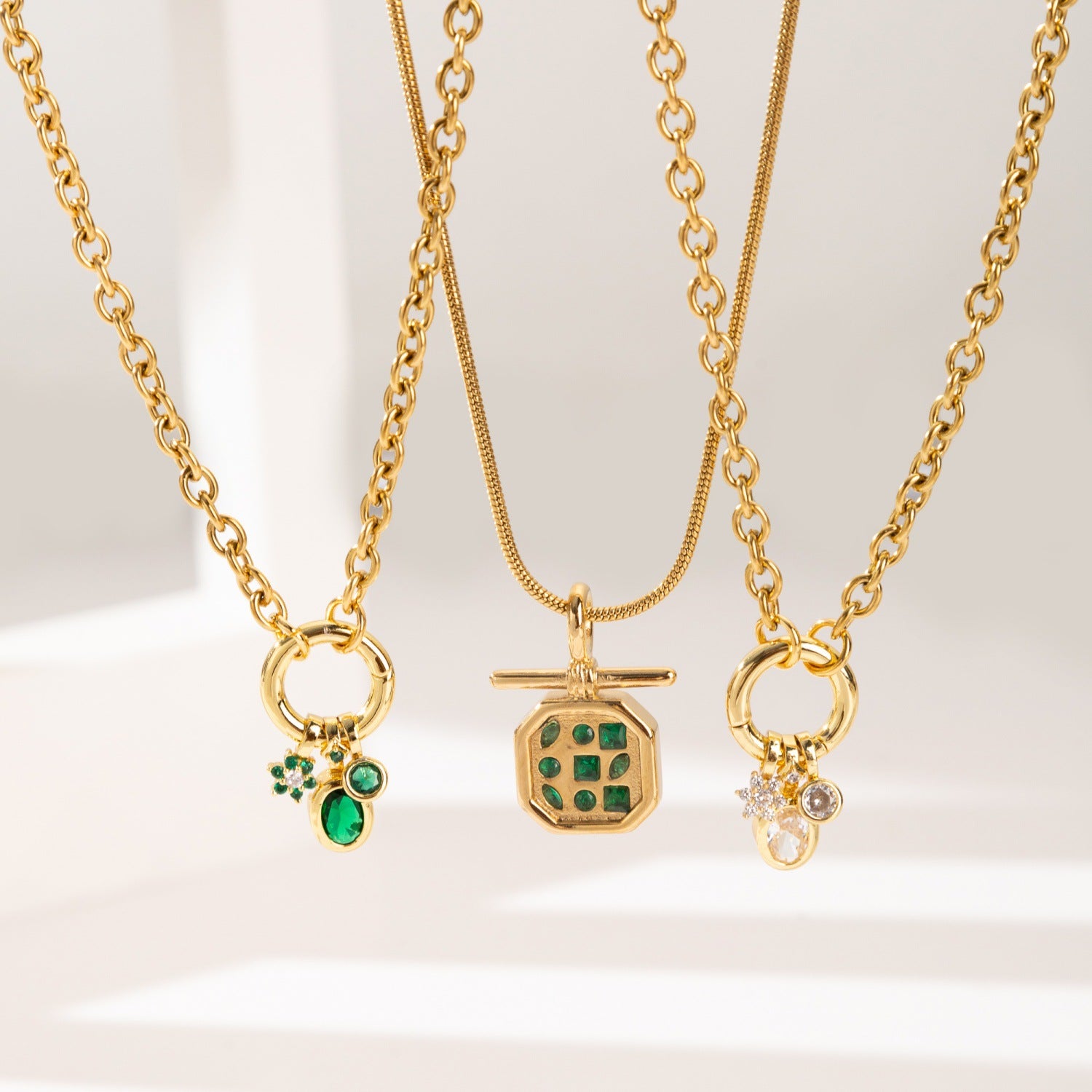 Round Pendant Necklace For Adults In Golden Plated Copper With Artificial Rhinestones And Cable Chain