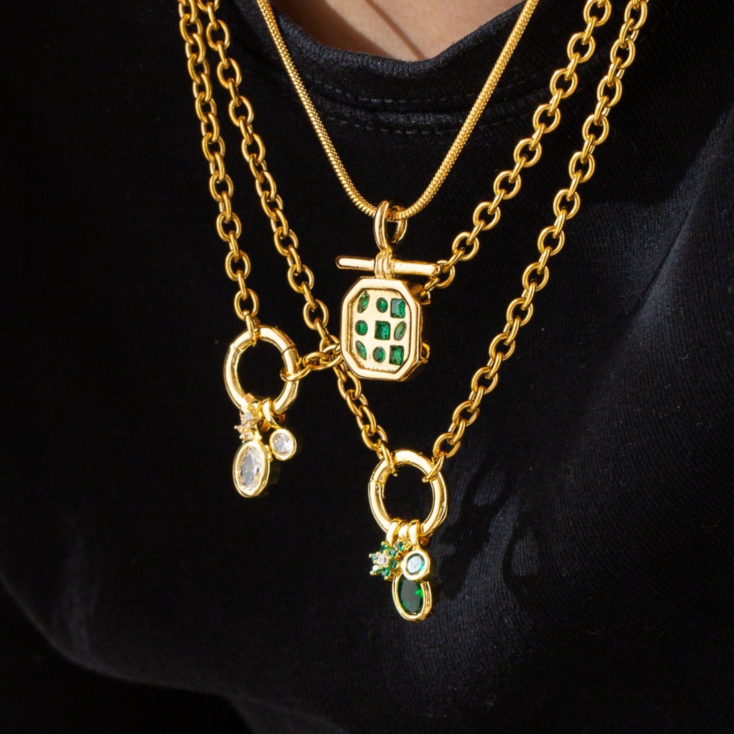 Round Pendant Necklace For Adults In Golden Plated Copper With Artificial Rhinestones And Cable Chain