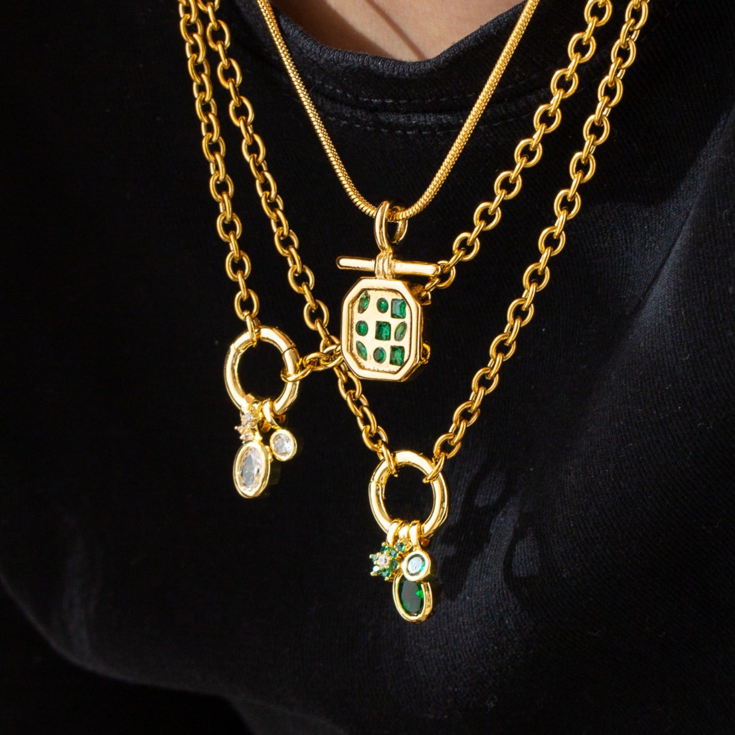 Round Pendant Necklace For Adults In Golden Plated Copper With Artificial Rhinestones And Cable Chain