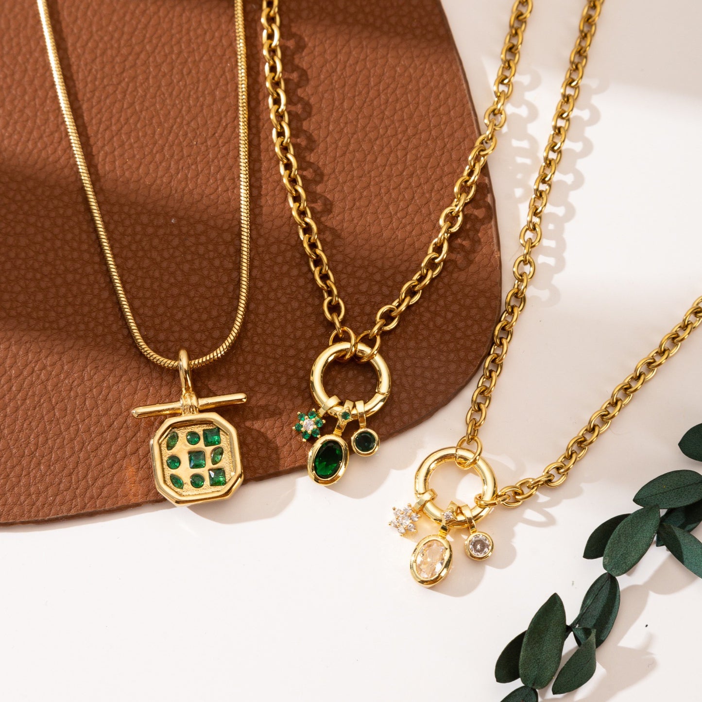 Round Pendant Necklace For Adults In Golden Plated Copper With Artificial Rhinestones And Cable Chain