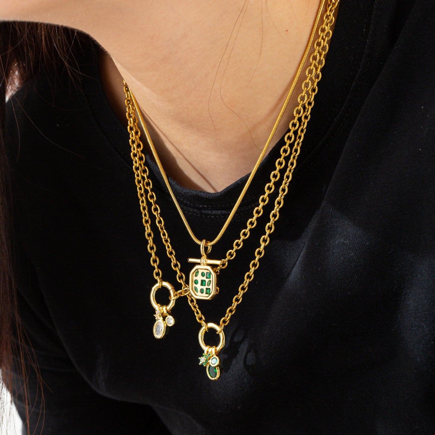 Round Pendant Necklace For Adults In Golden Plated Copper With Artificial Rhinestones And Cable Chain
