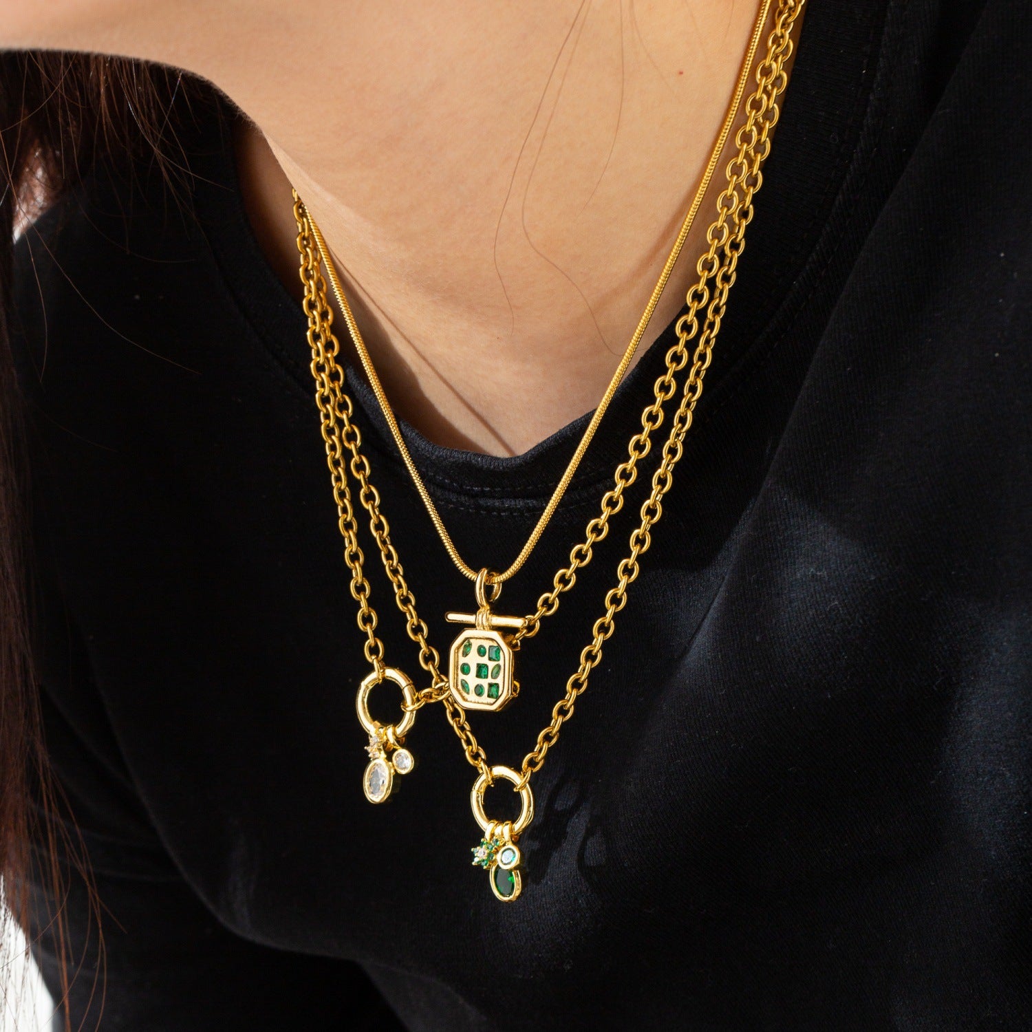 Round Pendant Necklace For Adults In Golden Plated Copper With Artificial Rhinestones And Cable Chain