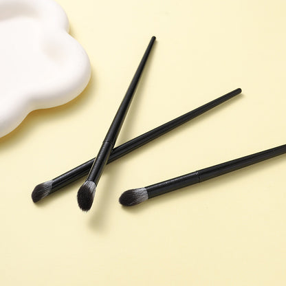 1 Piece Eyeshadow Brush With Plastic Handgrip Featuring Soft Artificial Fiber For Precise Makeup Application