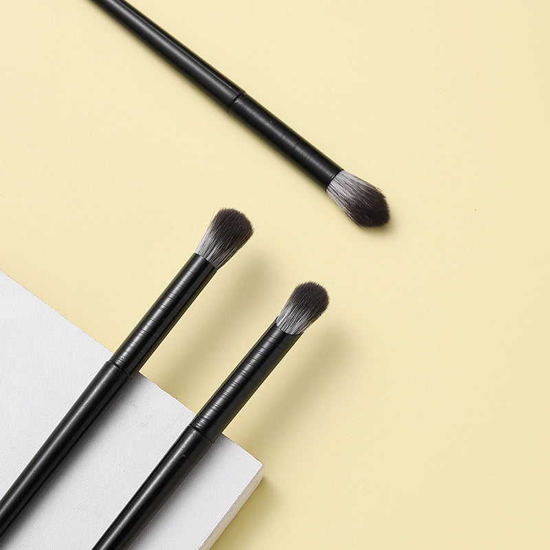 1 Piece Eyeshadow Brush With Plastic Handgrip Featuring Soft Artificial Fiber For Precise Makeup Application