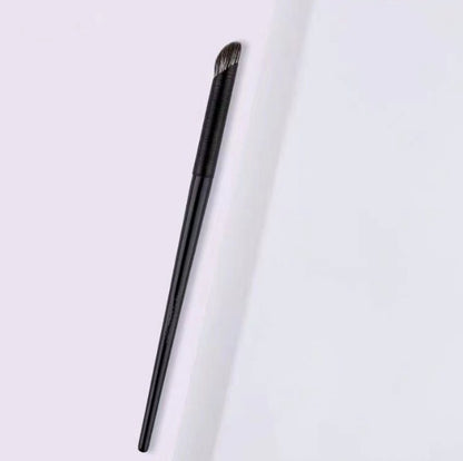 1 Piece Eyeshadow Brush With Plastic Handgrip Featuring Soft Artificial Fiber For Precise Makeup Application