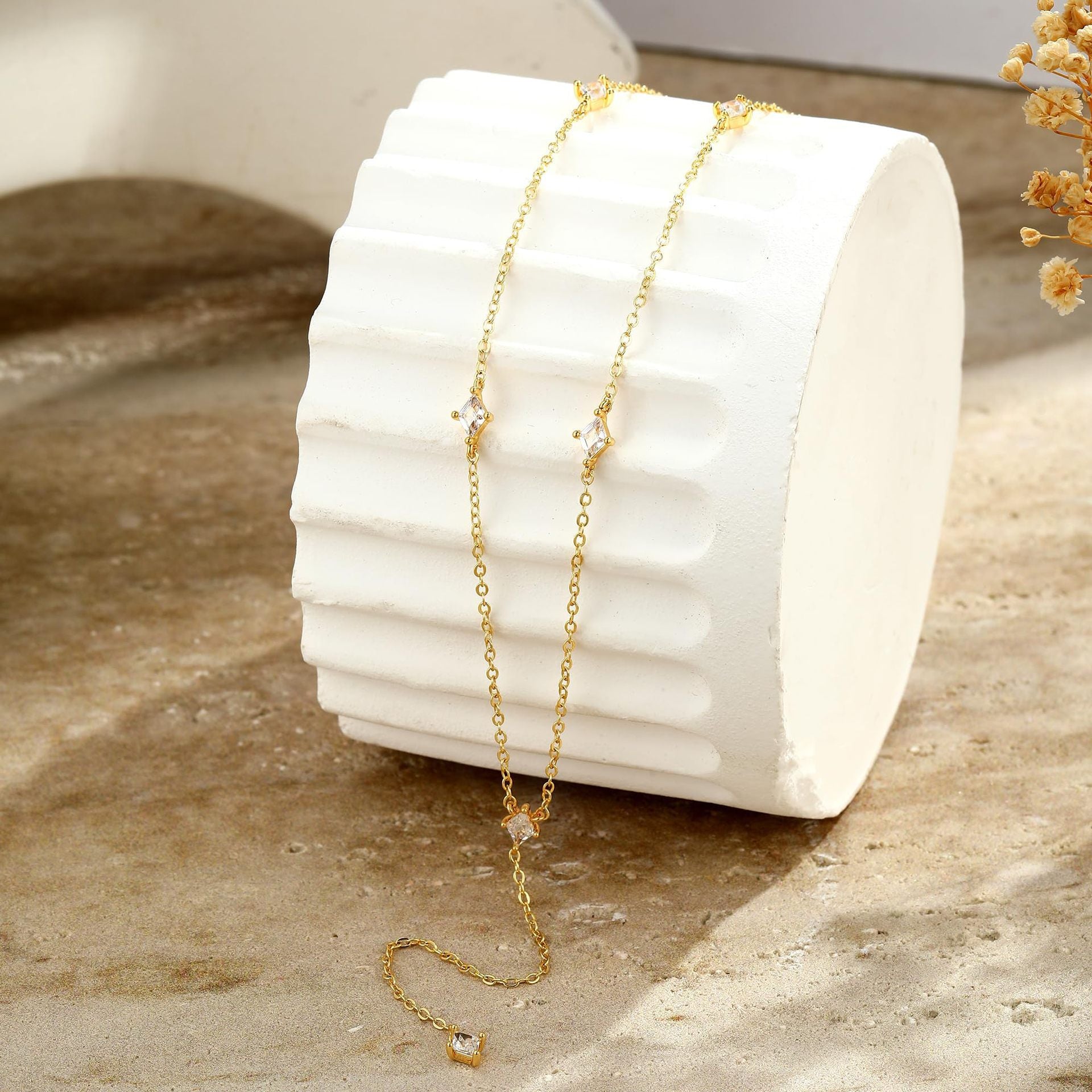 Long Necklace For Women Made Of Copper Featuring A Stylish Golden Finish