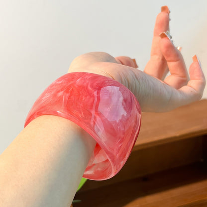 Retro Geometric Bangle For Stylish Looks, Made With Durable Resin Material In Elegant Colour