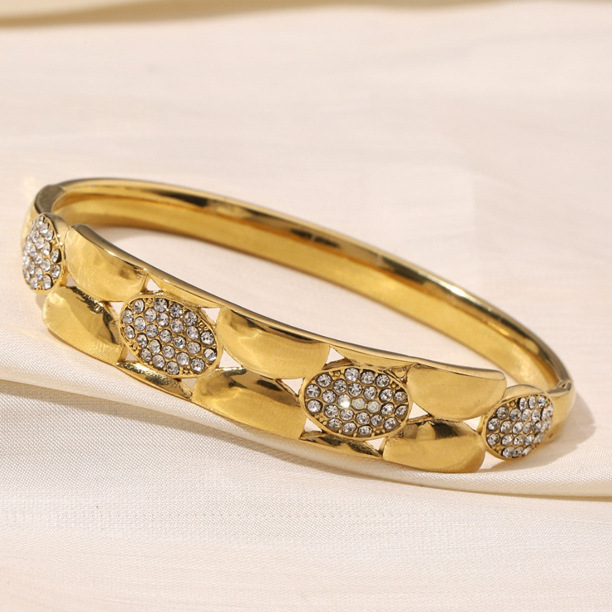 Waterproof Non Tarnish Circle Bangle For Women Made Of Titanium Steel Featuring 18K Real Gold Electroplated Finish