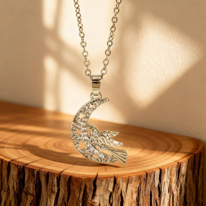 Bird Necklace For Women Featuring Golden Alloy Design