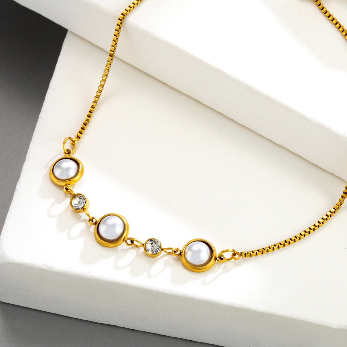 Geometric Bracelet For Women In Titanium Steel With 14K Real Gold Plated Finish And Pearl Inlay On Cable Chain