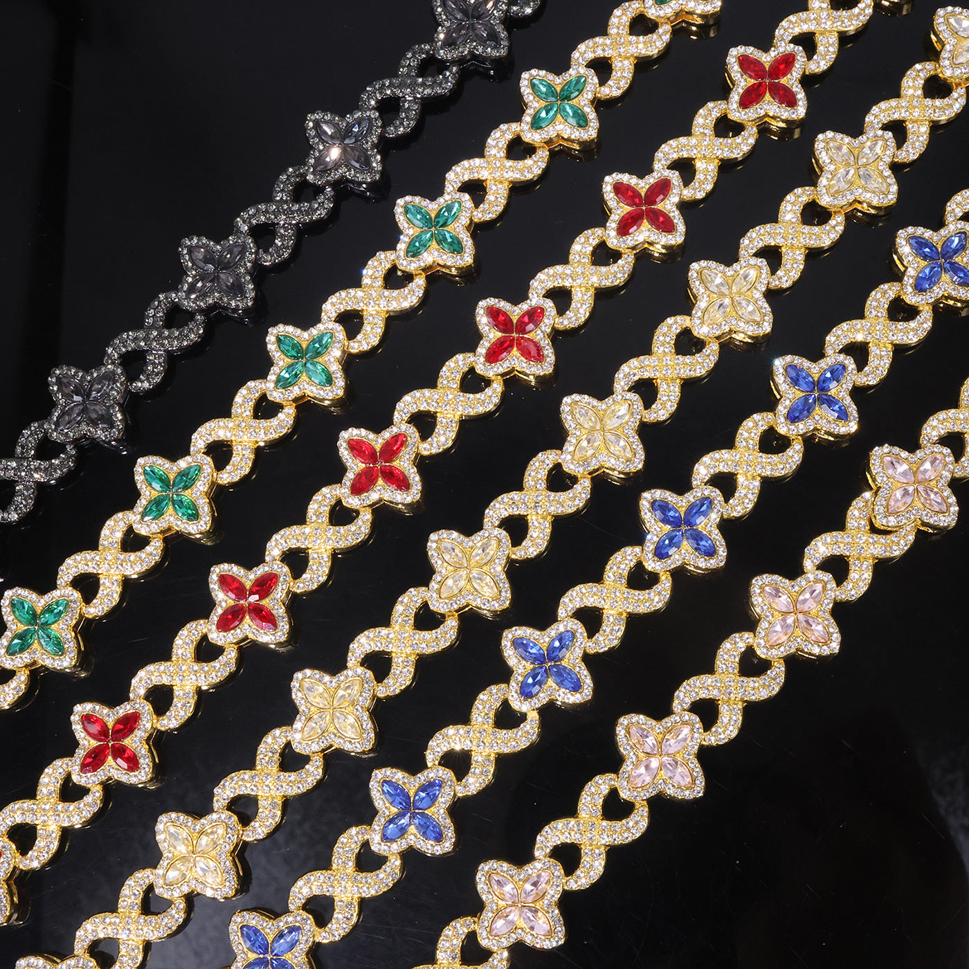 Four Leaf Clover Necklace For Unisex Featuring Golden Zinc Alloy With Glass Inlay And Cuban Link Chain