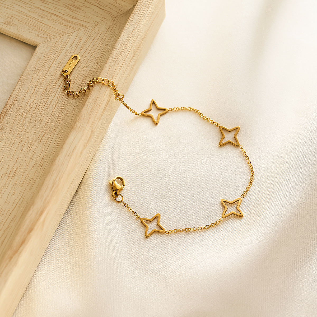 Star Pattern Women’s Titanium Steel Bracelets For Everyday Wear Featuring Electroplated 14K Real Gold Plated Cable Chain