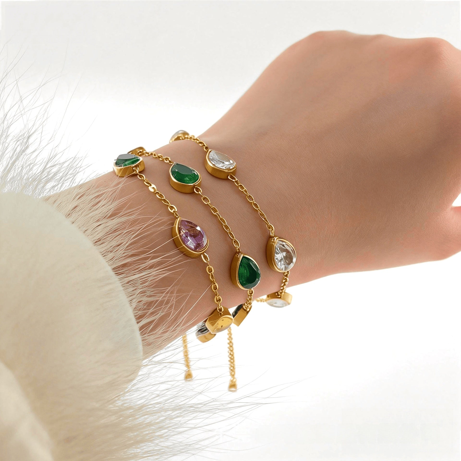 Round Pendant For Women Featuring Zircon Inlay Material With Electroplated Golden Plated Finish