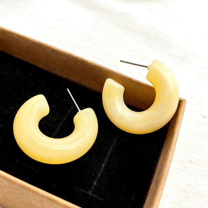 Three-dimensional Retro White Acrylic C Shape Earrings For Women Featuring Unique Design