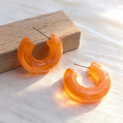 Three-dimensional Retro White Acrylic C Shape Earrings For Women Featuring Unique Design