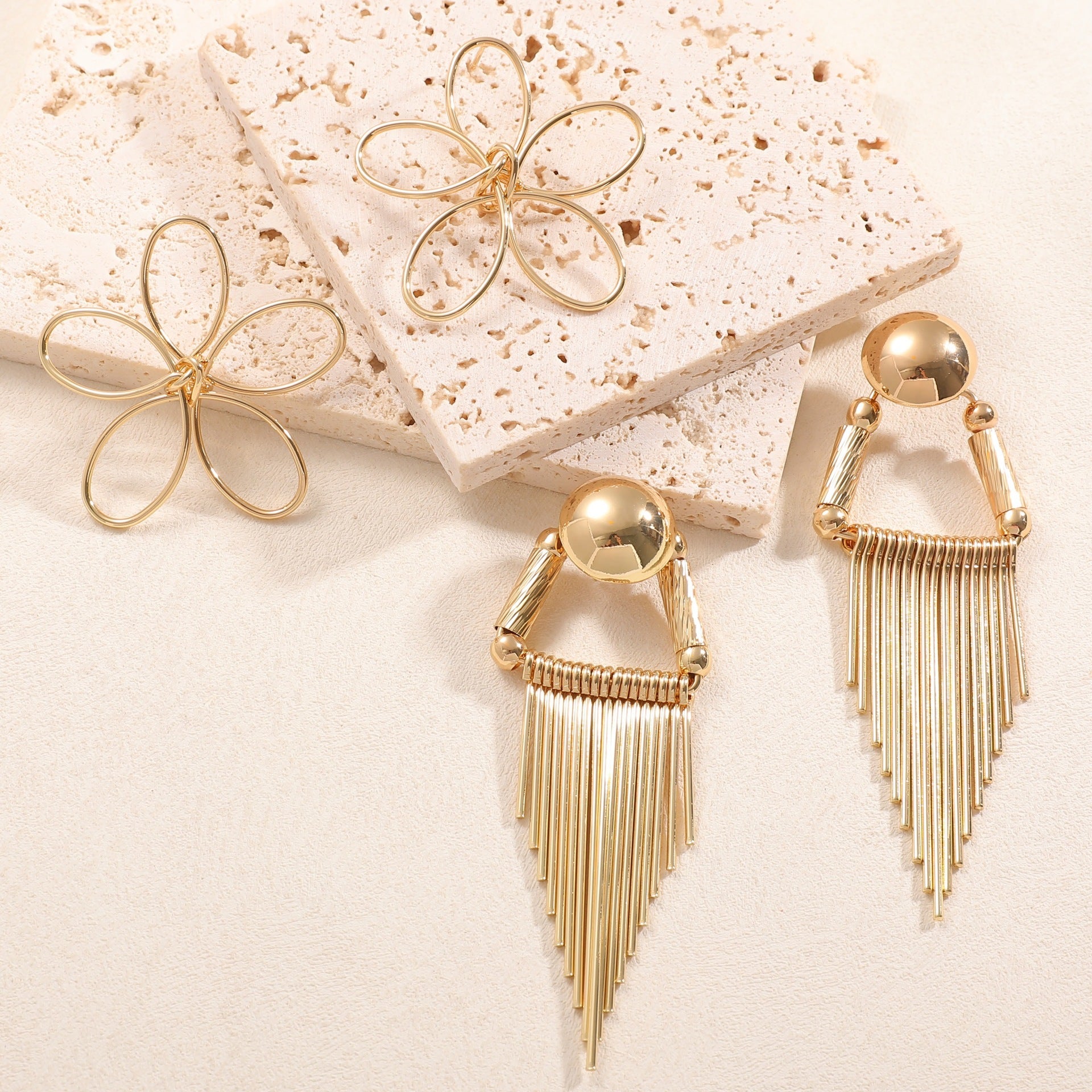 Retro Flowers Tassel Earrings For Women In Electroplated Metal Featuring Elegant Design