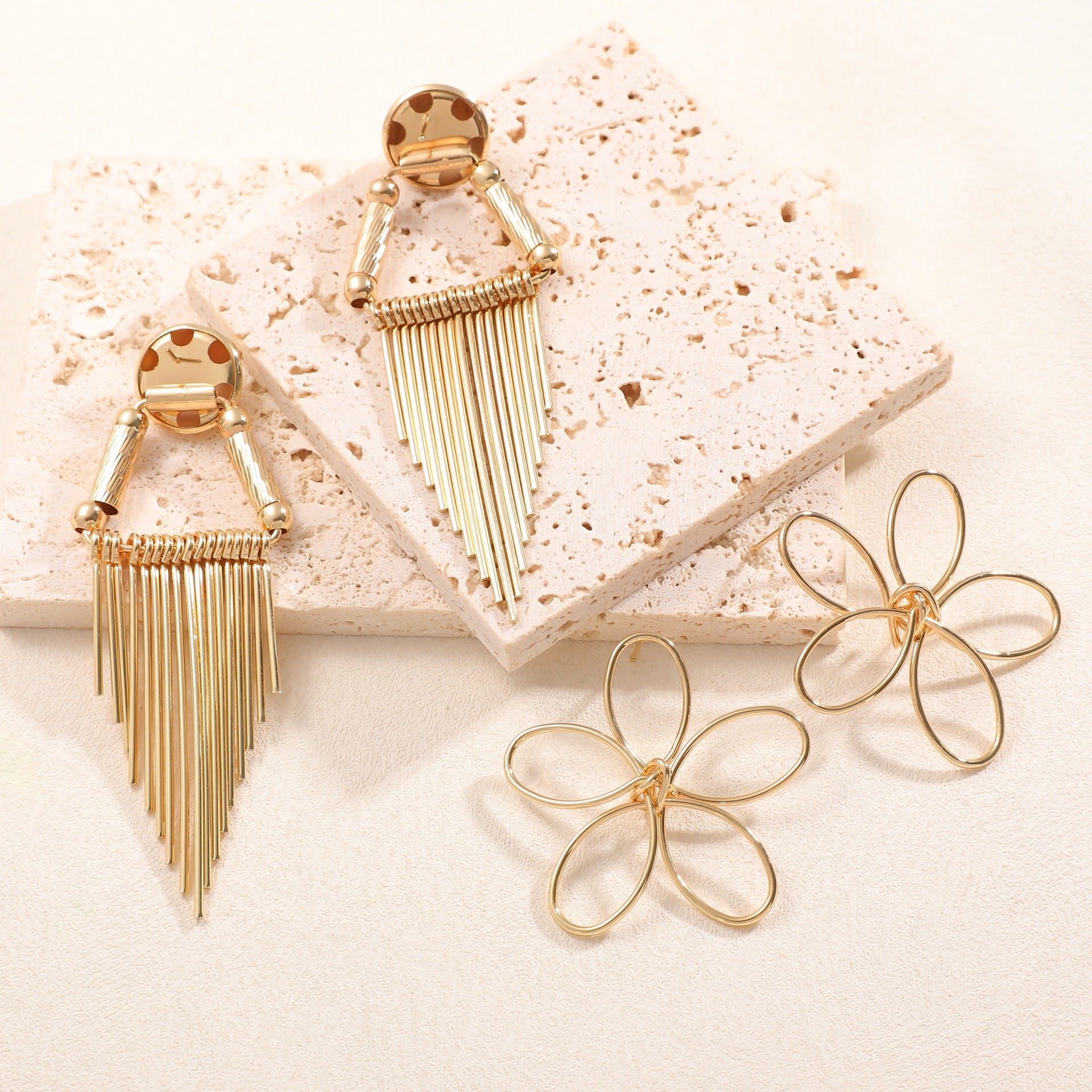 Retro Flowers Tassel Earrings For Women In Electroplated Metal Featuring Elegant Design