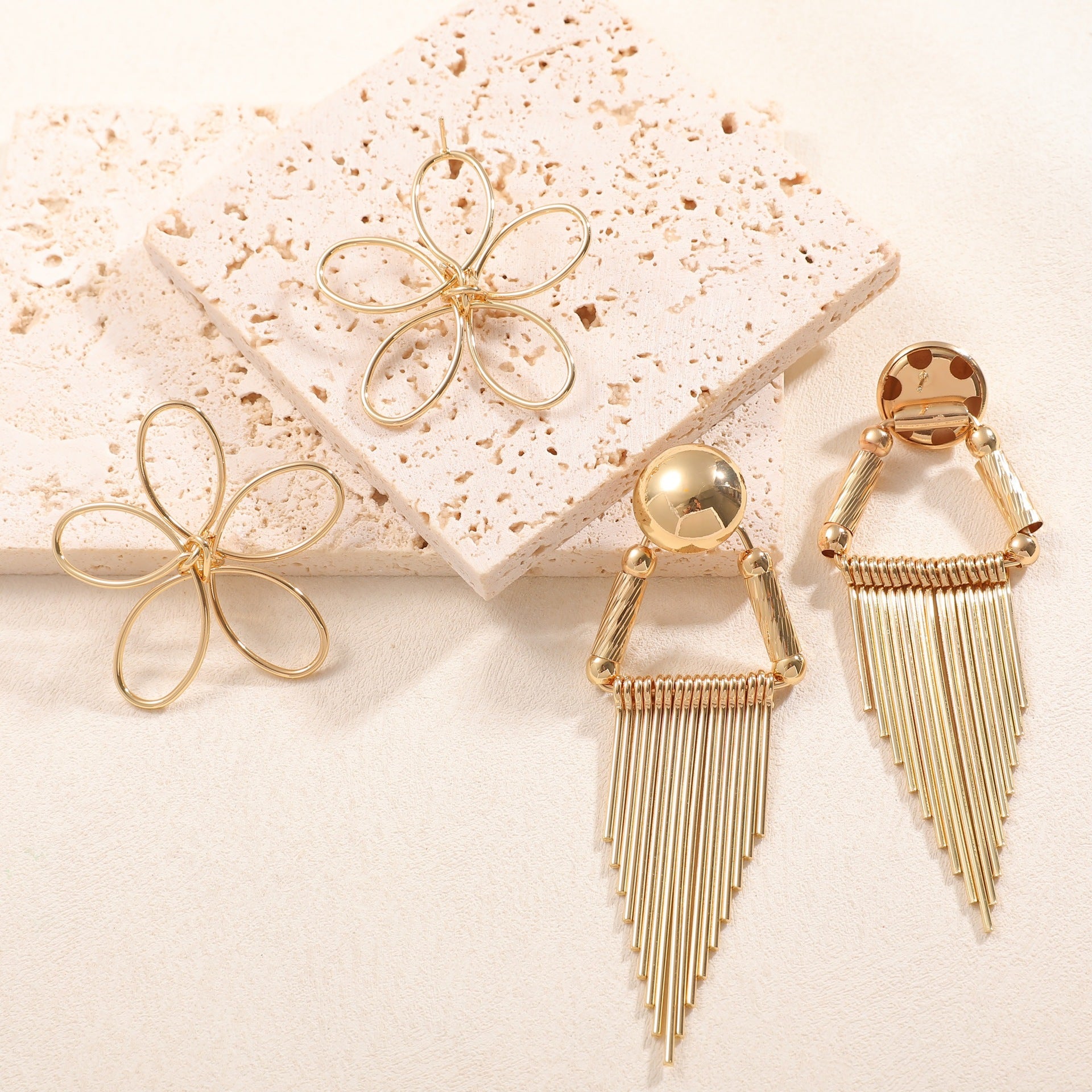 Retro Flowers Tassel Earrings For Women In Electroplated Metal Featuring Elegant Design