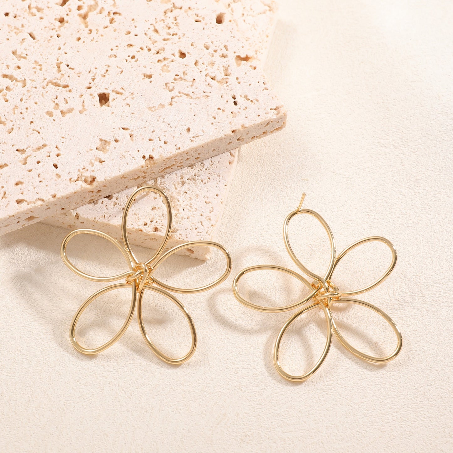 Retro Flowers Tassel Earrings For Women In Electroplated Metal Featuring Elegant Design