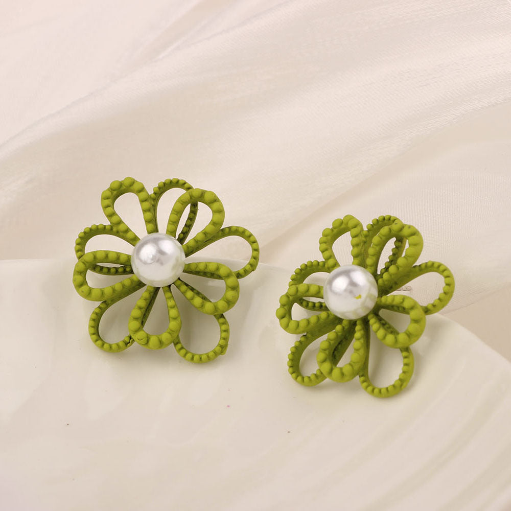 Golden Simple Style Flowers Stud Earrings For Women In Zinc Alloy With Crystal Inlay