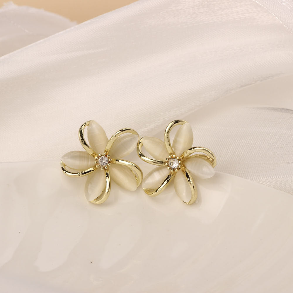 Golden Simple Style Flowers Stud Earrings For Women In Zinc Alloy With Crystal Inlay
