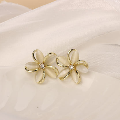 Golden Simple Style Flowers Stud Earrings For Women In Zinc Alloy With Crystal Inlay