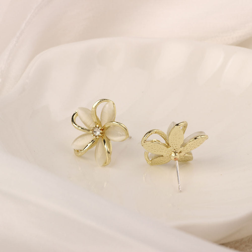 Golden Simple Style Flowers Stud Earrings For Women In Zinc Alloy With Crystal Inlay