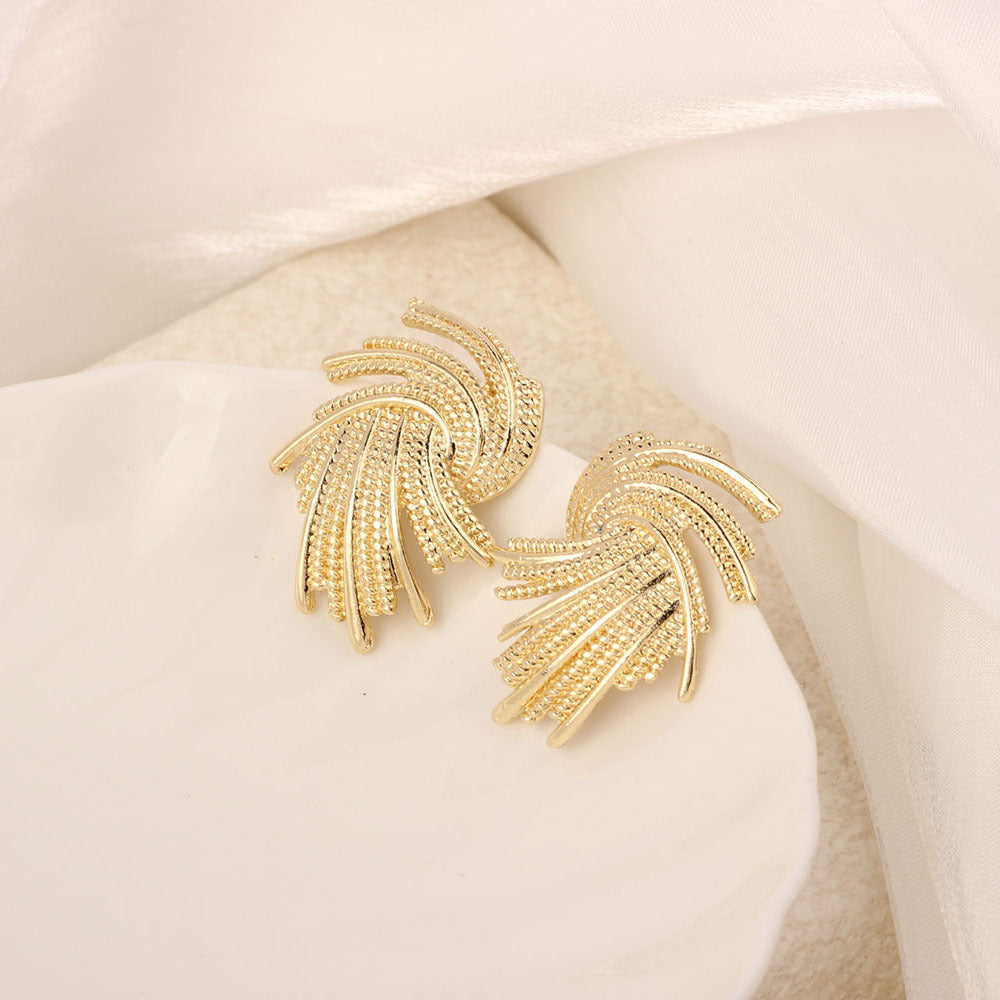 Golden Simple Style Flowers Stud Earrings For Women In Zinc Alloy With Crystal Inlay