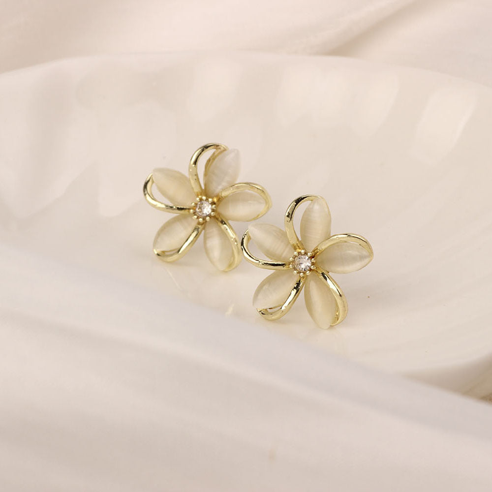 Golden Simple Style Flowers Stud Earrings For Women In Zinc Alloy With Crystal Inlay