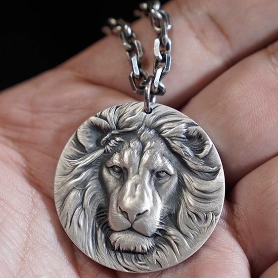 Lion Pendant For Men's Festival Wear In Silver Zinc Alloy Featuring Electroplated Craftsmanship