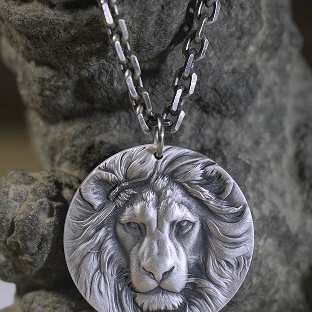 Lion Pendant For Men's Festival Wear In Silver Zinc Alloy Featuring Electroplated Craftsmanship