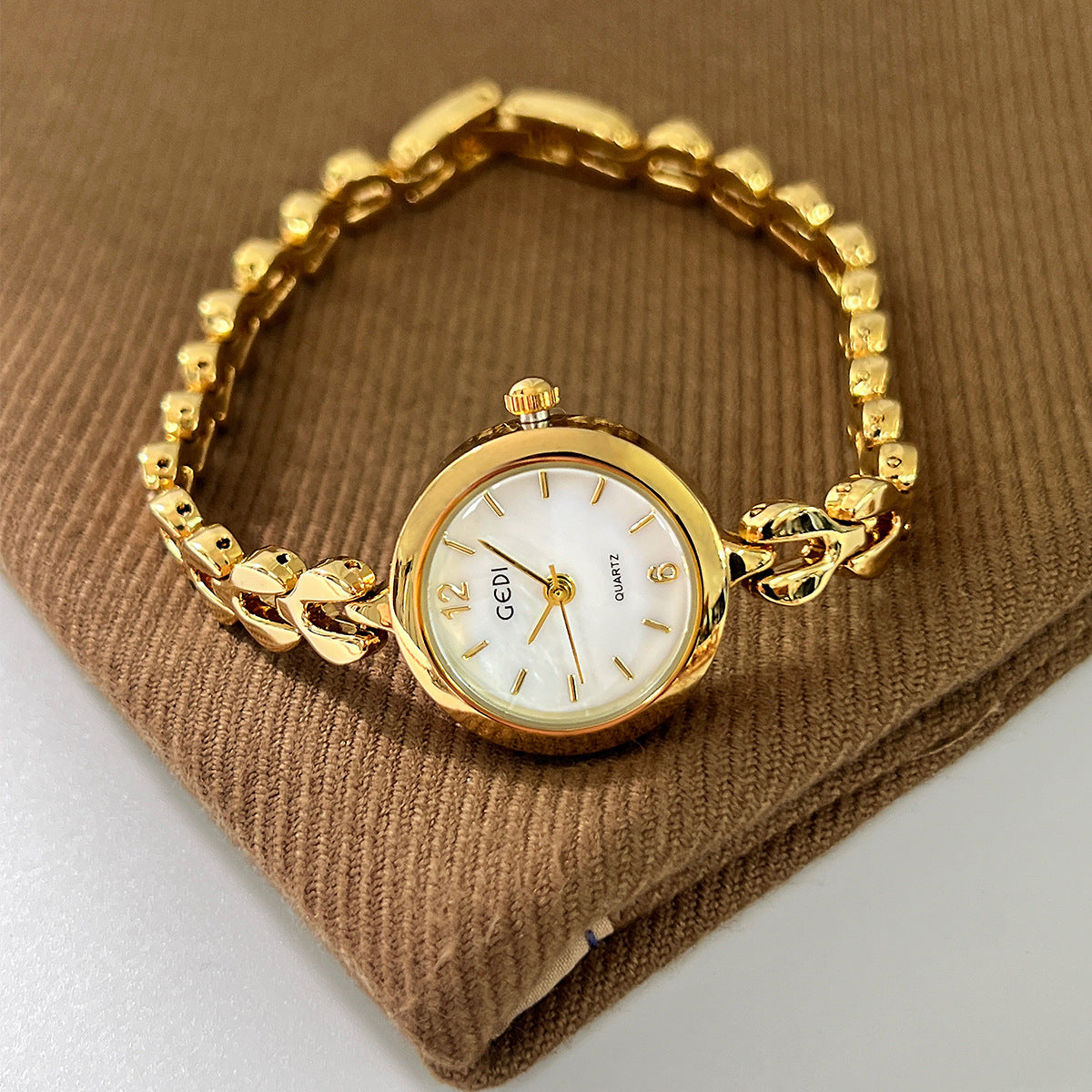 Women's Quartz Watch With Stainless Steel Strap And Jewelry Buckle, Featuring Tempered Glass Mirror And Pointer Display
