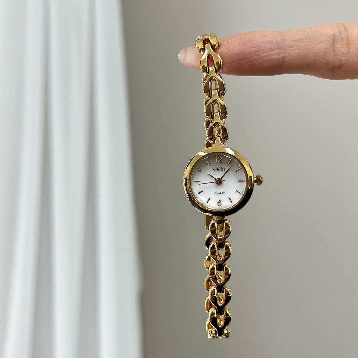 Women's Quartz Watch With Stainless Steel Strap And Jewelry Buckle, Featuring Tempered Glass Mirror And Pointer Display
