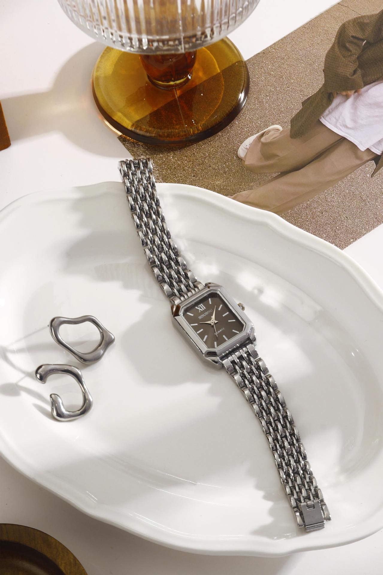 Women's Quartz Watch With Stainless Steel Strap And Jewelry Buckle, Featuring Ordinary Glass Mirror And Pointer Display