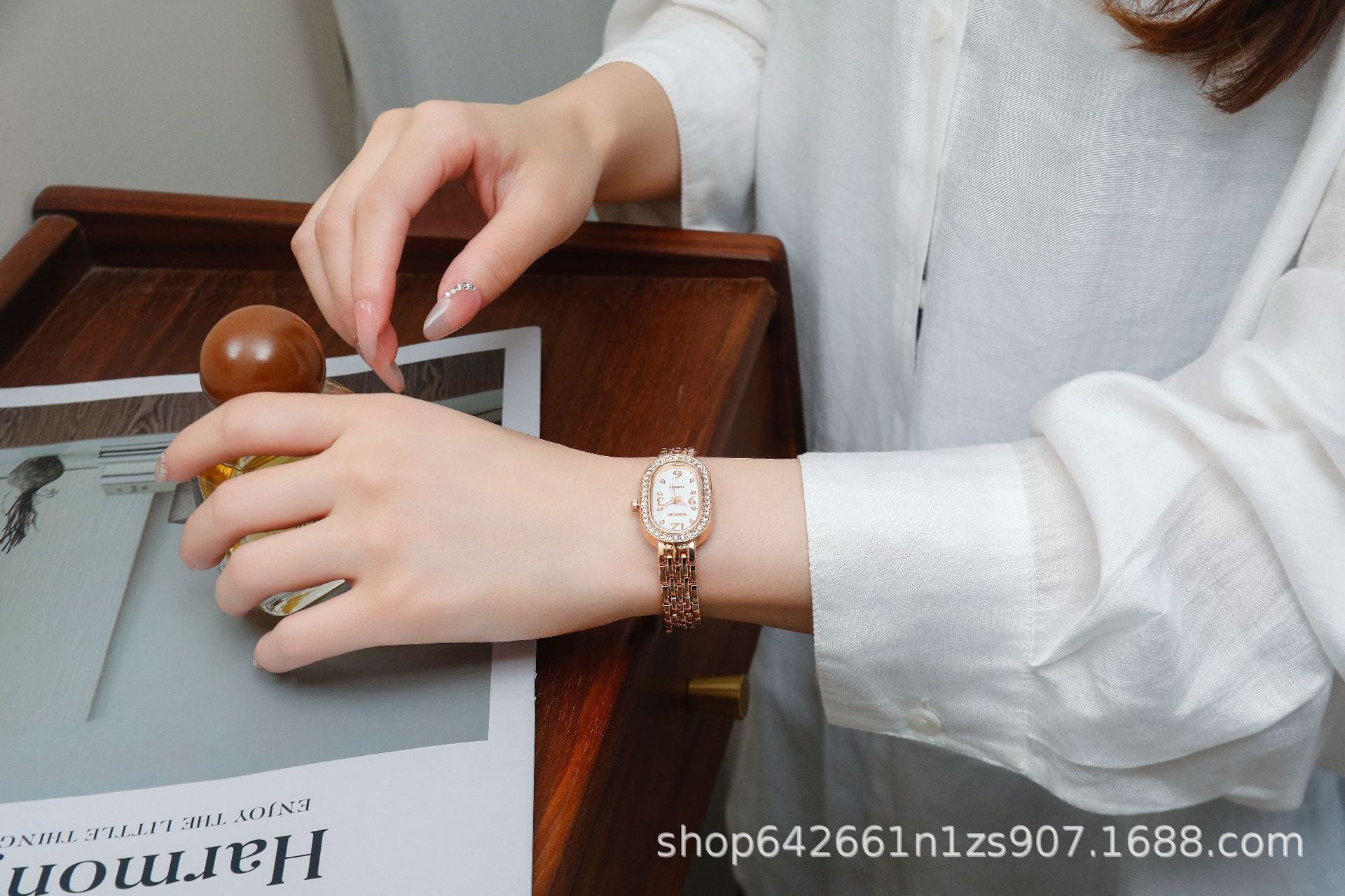 Women's Quartz Watch With Stainless Steel Strap And Buckle, Featuring Tempered Glass Mirror And Pointer Display