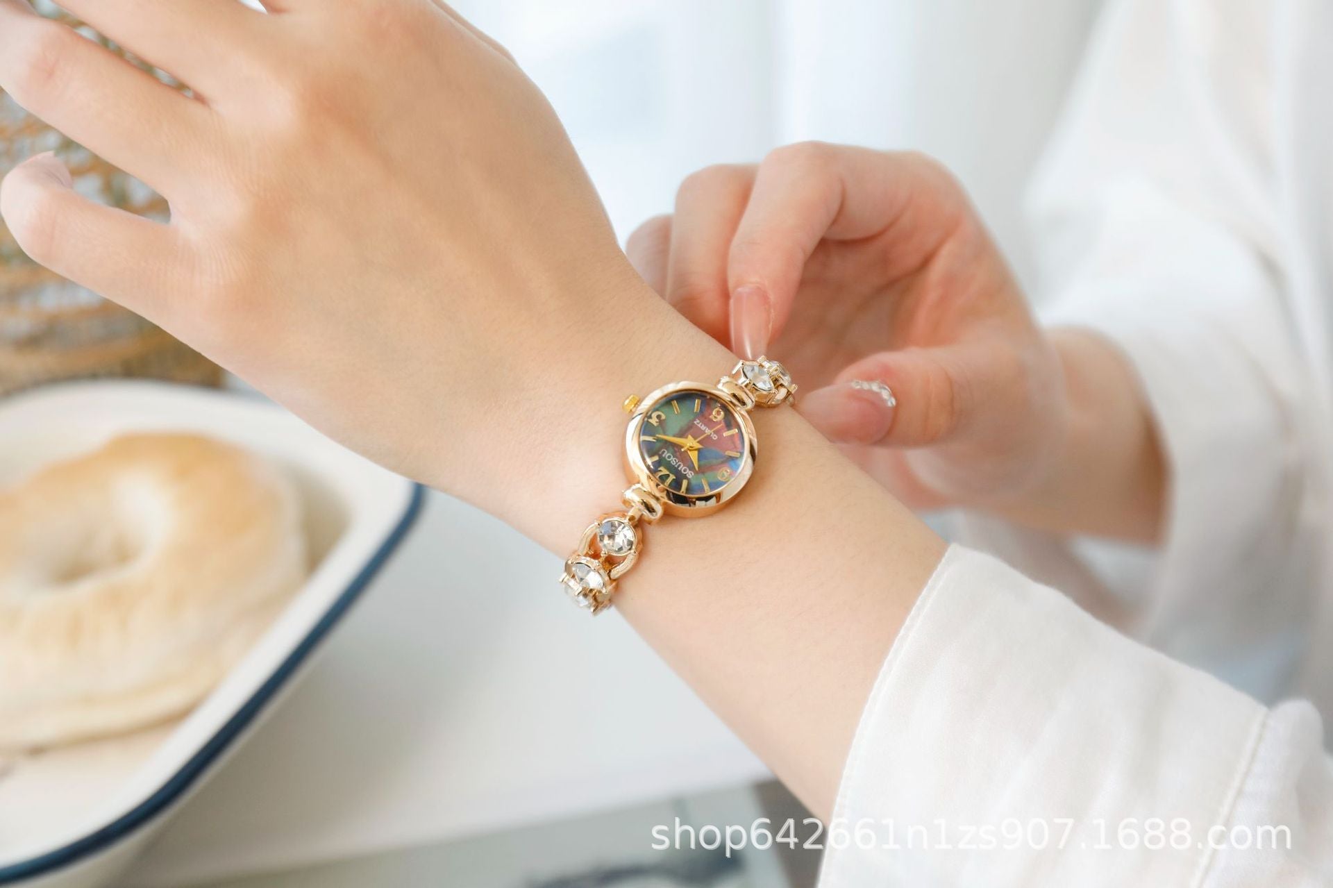 Women's Quartz Watch With Stainless Steel Strap And Buckle, Featuring Tempered Glass Mirror And Pointer Display