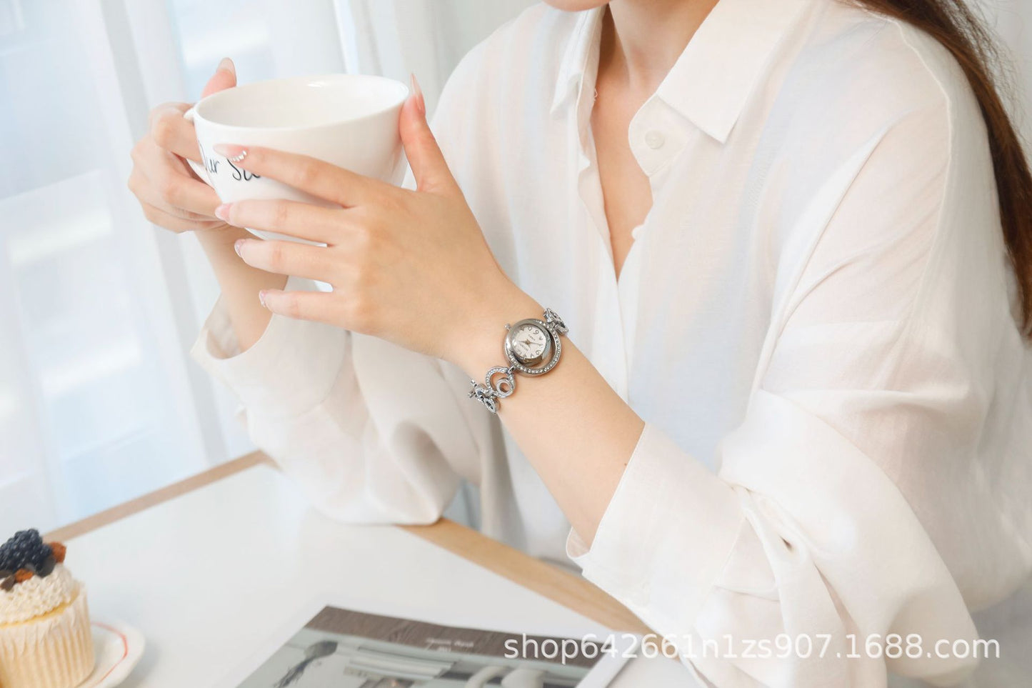 Women's Quartz Watch With Stainless Steel Strap And Buckle, Featuring Tempered Glass Round Dial With Pointer Display