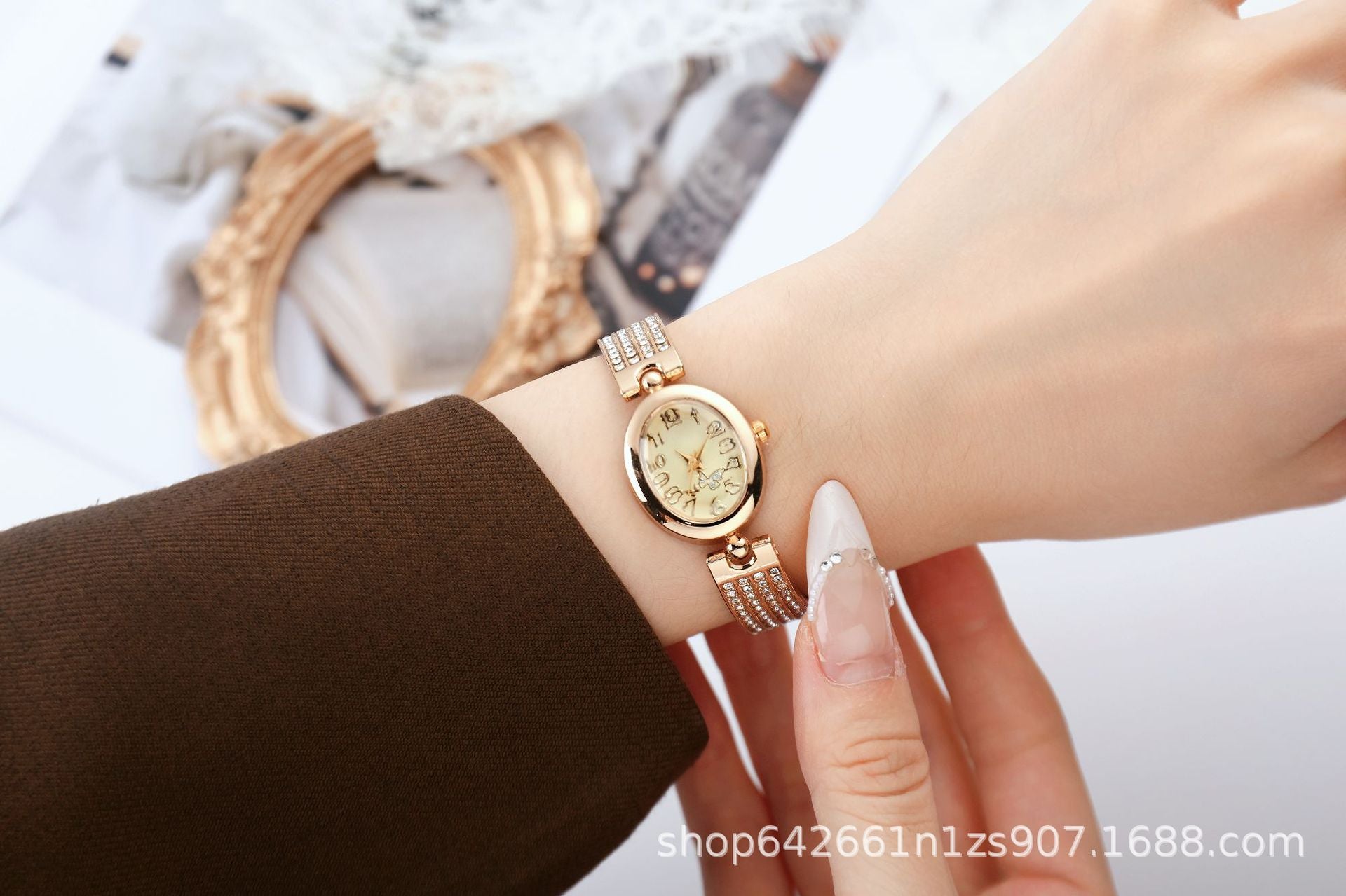 Women's Quartz Watch With Stainless Steel Strap And Buckle, Featuring Tempered Glass Mirror And Pointer+Number Display