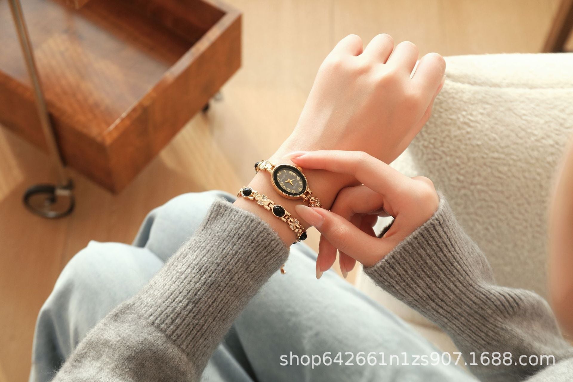 Women's Quartz Watch With Stainless Steel Strap And Buckle, Featuring Tempered Glass Mirror And Pointer+Number Display