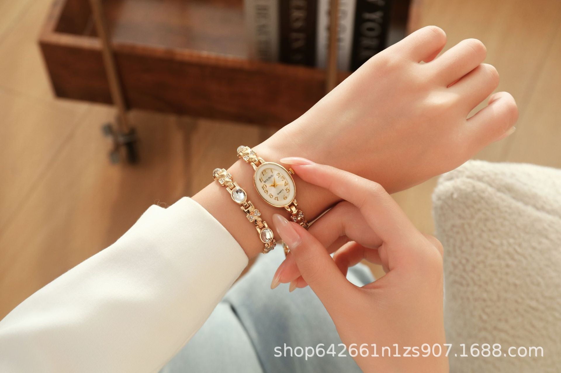Women's Quartz Watch With Stainless Steel Strap And Buckle, Featuring Tempered Glass Mirror And Pointer+Number Display