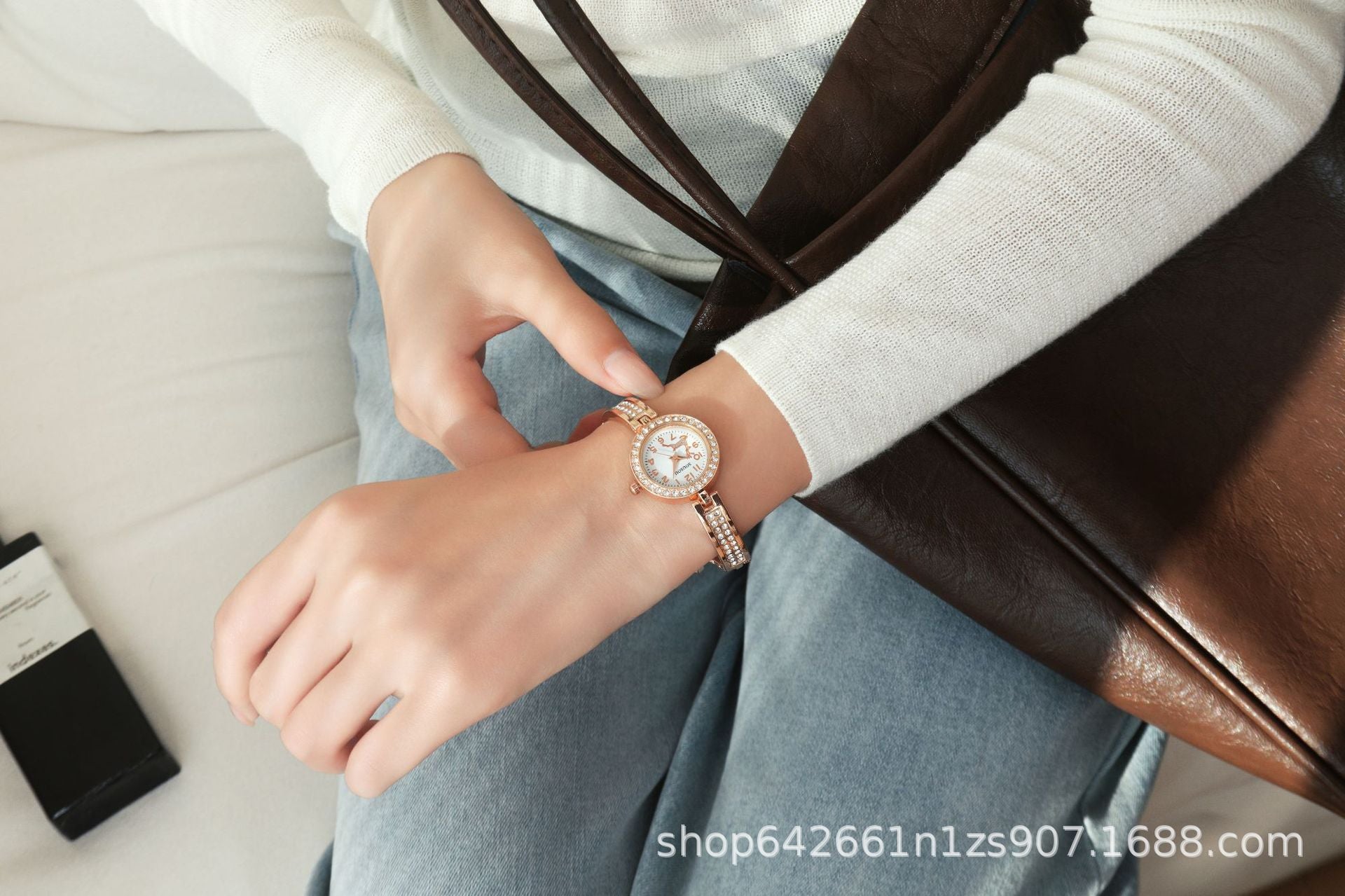 Women’s Quartz Watch With Stainless Steel Strap And Buckle, Featuring Tempered Glass Mirror And Pointer Display