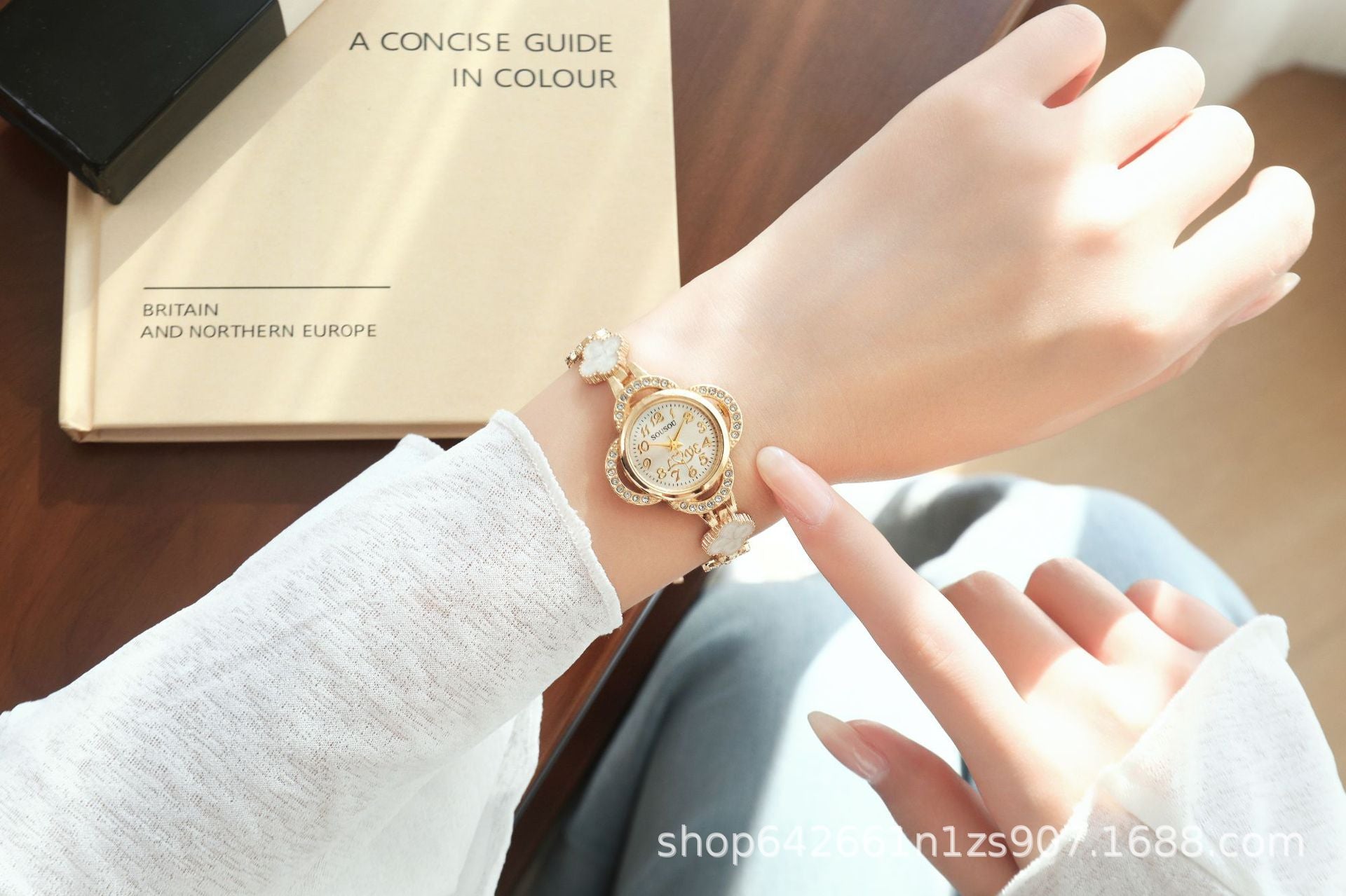Women's Quartz Watch With Stainless Steel Strap And Buckle, Featuring Tempered Glass Mirror And Pointer+Number Display