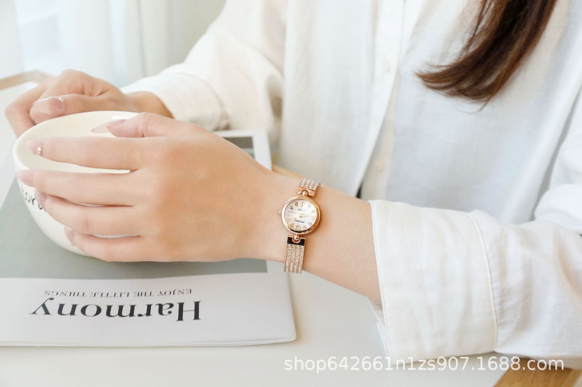 Women's Quartz Watch With Stainless Steel Strap And Buckle, Featuring Tempered Glass Mirror And Pointer Display