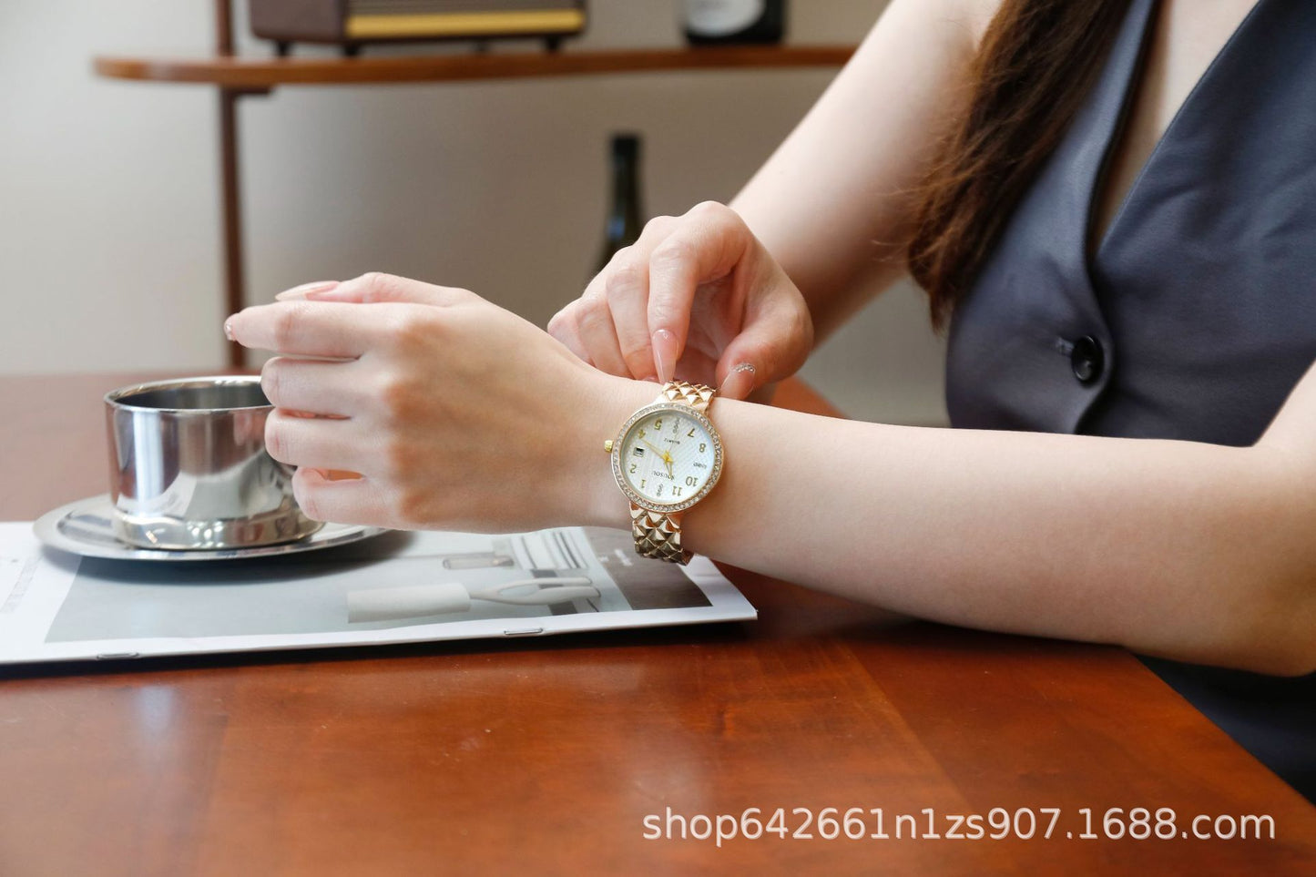 Women's Quartz Watch With Stainless Steel Strap And Buckle, Featuring Tempered Glass Mirror And Pointer Display