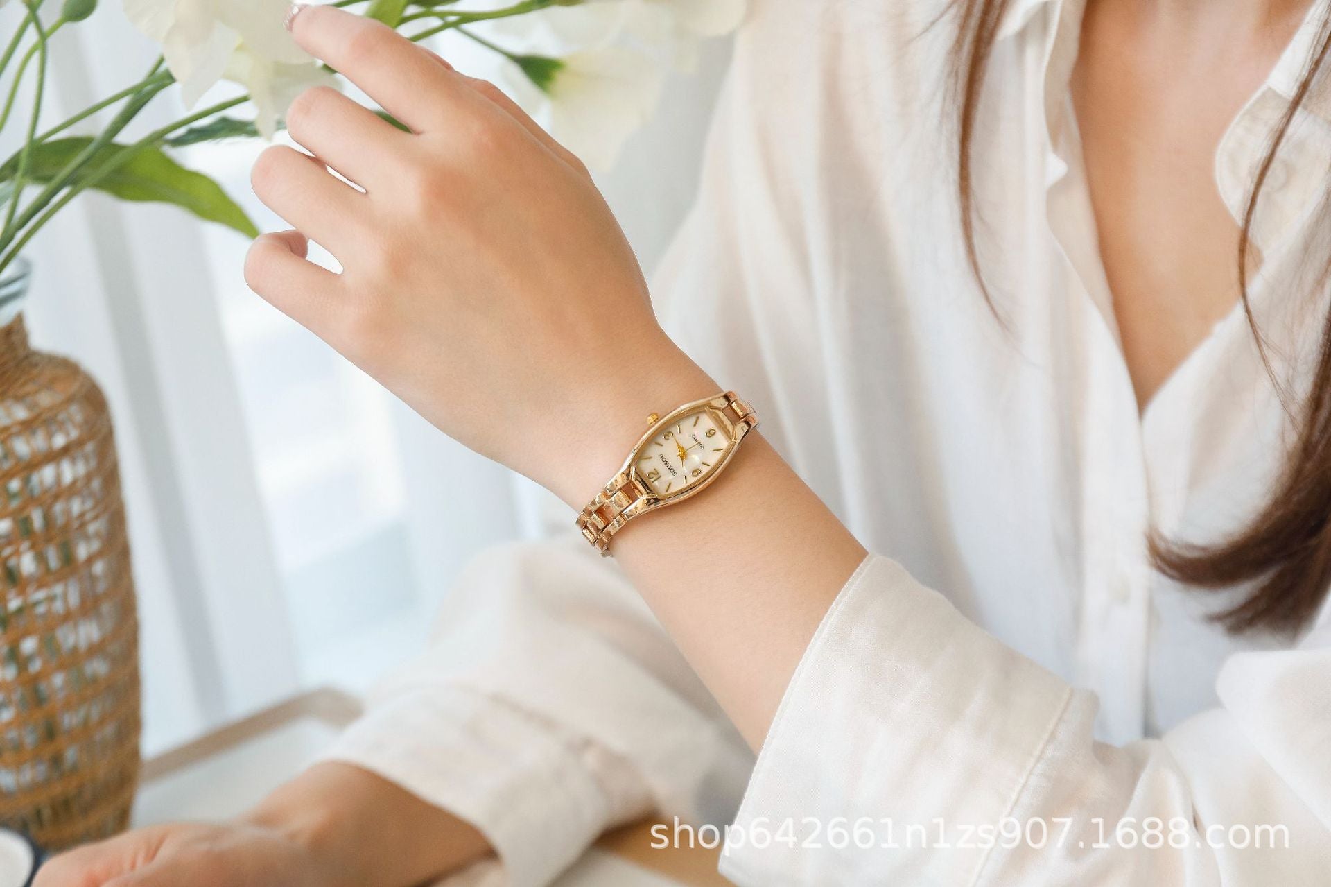 Women's Quartz Watch With Stainless Steel Strap And Buckle, Featuring Tempered Glass Mirror And Pointer Display