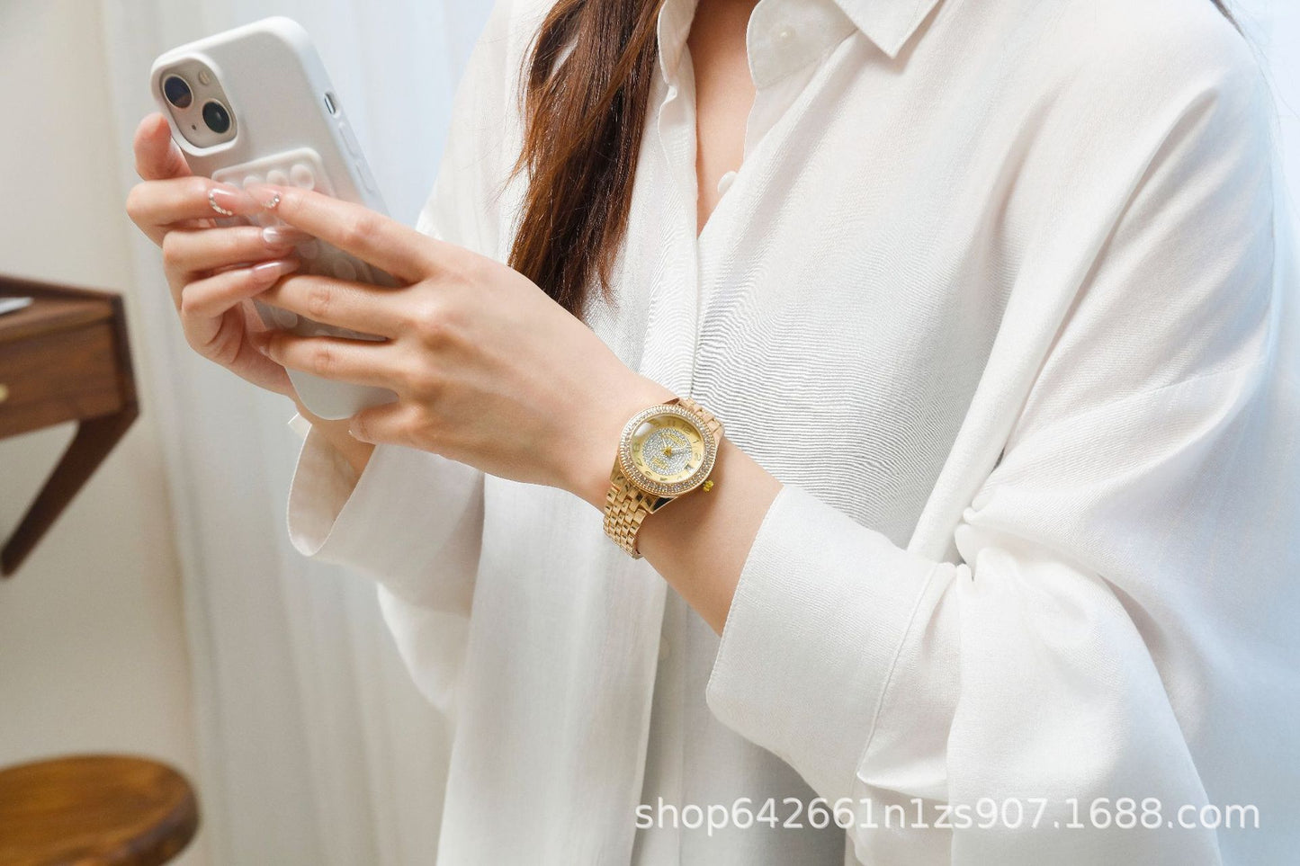 Women's Quartz Watch With Stainless Steel Strap And Horseshoe Buckle, Featuring Tempered Glass Mirror And Pointer Display